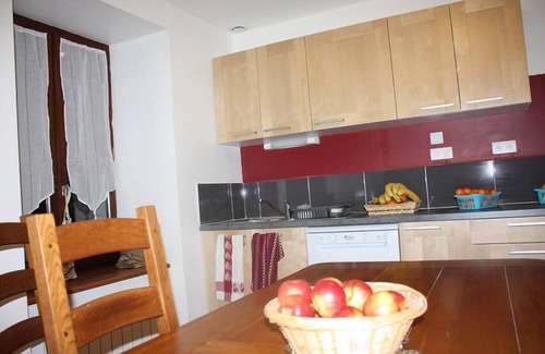 Saint-Victor-la-Riviere House | 18th century independent house