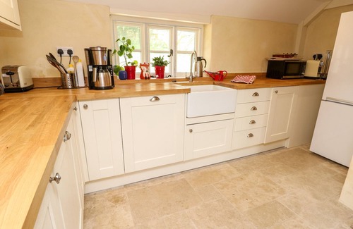 Newport Cottage | 19 CLATTERFORD SHUTE, pet friendly, with a garden in Carisbrooke