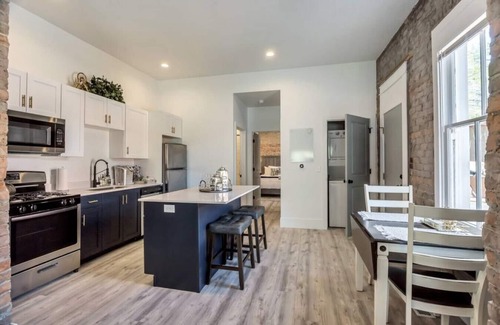 Downtown Salt Lake City Apartment | ★☆1906 APT | Designer Gem ? | Parking | Fast WiFi
