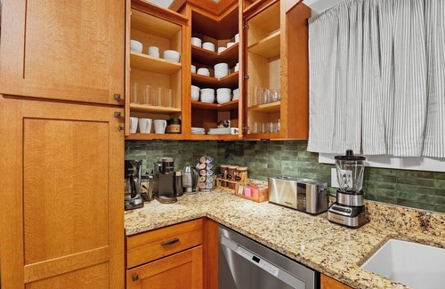 Rockford House | 1920s Cottage with Hot Tub, Fire Pit and Game Room