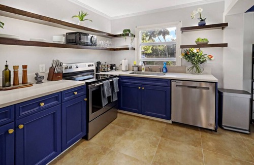 Vero Beach South House | 1920s Speakeasy, Horses & Hot Tub | 5mi to Beach