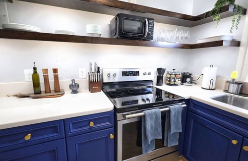 Vero Beach South House | 1920s Speakeasy, Horses & Hot Tub | 5mi to Beach