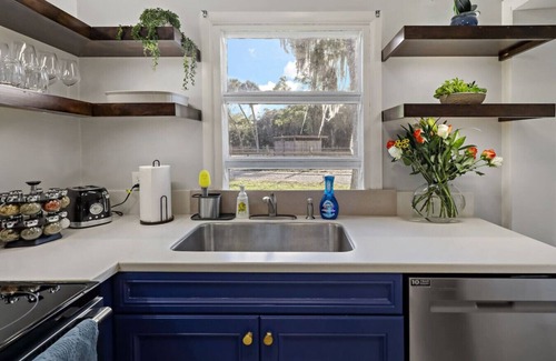 Vero Beach South House | 1920s Speakeasy, Horses & Hot Tub | 5mi to Beach
