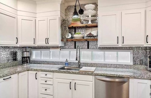 Medford House | 1930s Queen Anne Historic Downtown Retreat