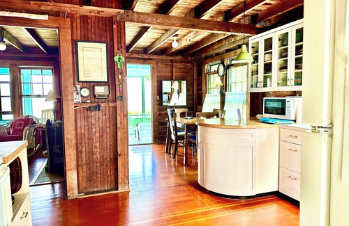 Guilford Cottage | 1930s Waterfront Cottage on Tuttle's Point