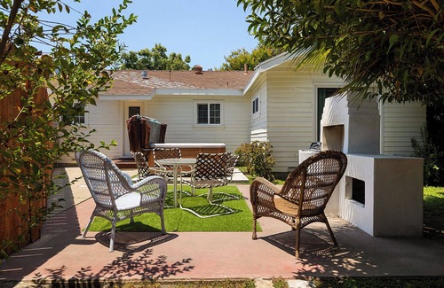 Lennox House | 1970s Style Cozy Home with Fireplace Yard & Hot Tub