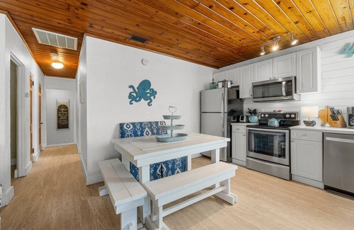 Laguna Beach Estates House | $1990/month or $97/Night Now thru November 22~ Laguna Beach! Directly Across Street-30' to Perfect Beach Access #83