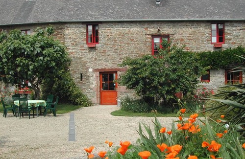 Servon Cottage | 19th Century Farmhouse, pet-friendly near Mont St-Michel