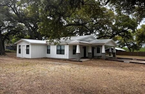 Round Top House | 1B- Country Escape Under TX Oaks!