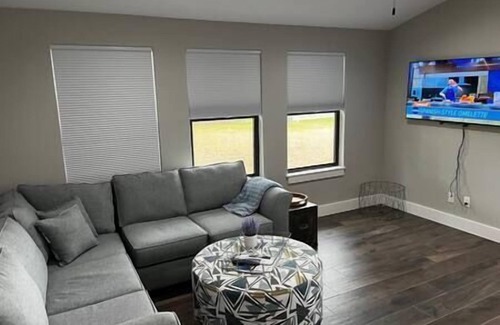 Round Top House | 1B- Country Escape Under TX Oaks!