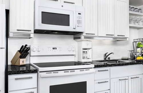 Las Vegas Condo | 1BD/Vegas - Margarita Maker, Pools, Hot tubs!