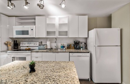 Central Business District Apartment | 1Bed/1.5Bath Gym+Pool, Stadium.