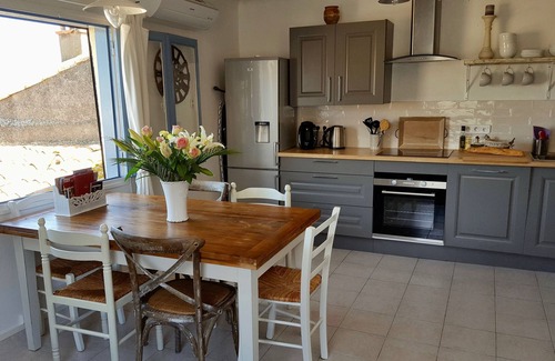 Meze Cottage | 1Bed Cottage Sleeps 4- Sea Views, Balcony, Parking