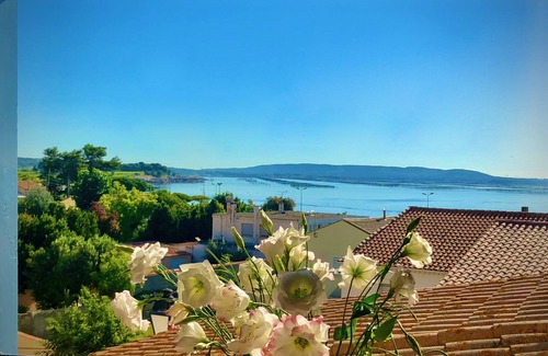 Meze Cottage | 1Bed Cottage Sleeps 4- Sea Views, Balcony, Parking