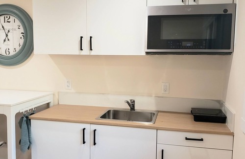 Glendale House | 1Bedroom Guesthouse in Downtown Glendale near shops/mall. Outdoor Cafe Table.