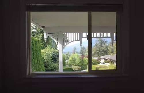 Upper Lonsdale House | 1Bedroom Suite w/private entrance| Views + Home Theatre + Laundry + Free parking