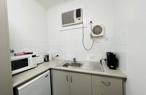 Glenelg North Apartment | 1BR APT with parking close to beach