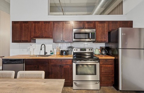 Brewerytown Apartment | 1BR, Central, Gym, Game Room, Rooftop | Velvet Apt