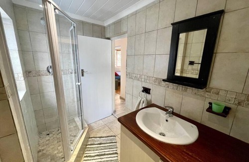 Cape Town City Centre Apartment | 1BR Cottage Pvt Entry, Load Shed Ready, Book Now!