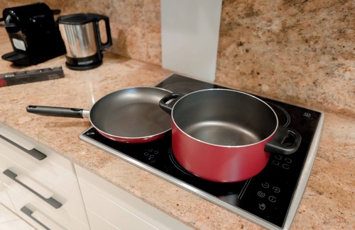 Al Muraqqabat Apartment | 1BR Equipped King Bed Road view Near the water