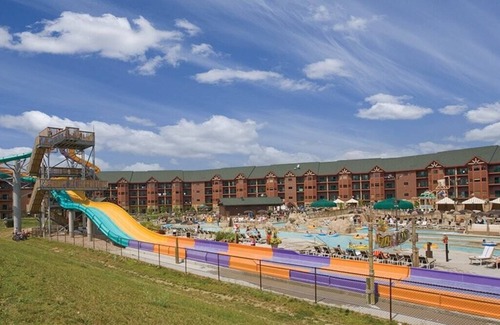 Lake Delton Condo | 1BR Glacier Suite with Waterpark Access - Chic & Fun