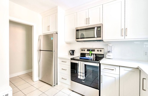 Hamilton Apartment | 1BR Modern Apt in Corktown Hamilton!