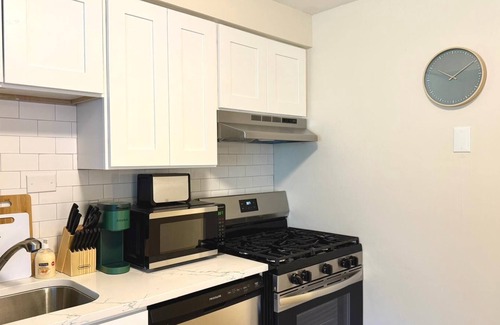 Des Plaines Apartment | 1BR Modern Retreat w/Free Parking Near Airport