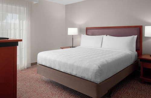 The East Side Hotel | 1BR Suite Near Highway 101 – Kitchen, Balcony & Living Area!