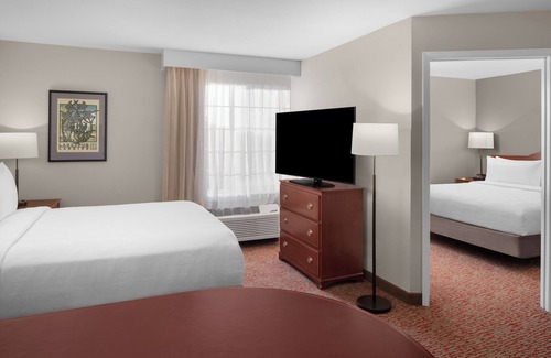 The East Side Hotel | 1BR Suite Near Highway 101 – Kitchen, Balcony & Living Area!