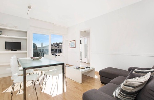 Llafranc Apartment | 1MARS 01 - Simple 3 bedroom apartment located on the seafront of the beach of Llafranc