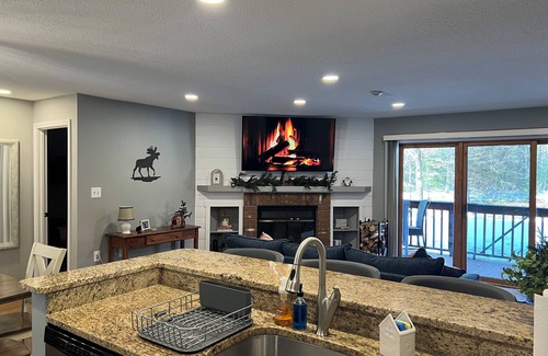 North Woodstock Condo | 1st FL 2BR/2BA Condo at Deer Park on the Pemi – Mins to Loon, Hiking & Skiing!