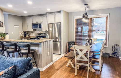 North Woodstock Condo | 1st FL 2BR/2BA Condo at Deer Park on the Pemi – Mins to Loon, Hiking & Skiing!
