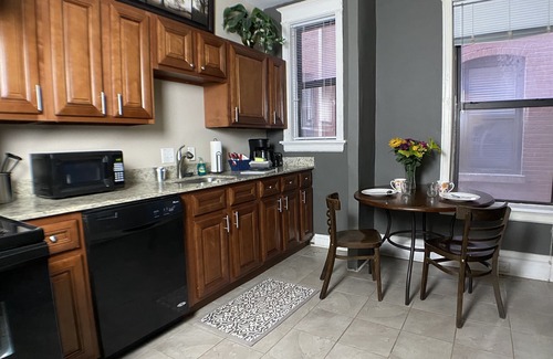 DeBaliviere Place Condo | 1st Fl King+Queen Beds, pet friendly, Steps to Metrolink, Free Gated parking