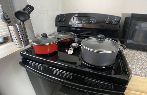 DeBaliviere Place Condo | 1st Fl King+Queen Beds, pet friendly, Steps to Metrolink, Free Gated parking