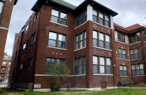 DeBaliviere Place Condo | 1st Fl King+Queen Beds, pet friendly, Steps to Metrolink, Free Gated parking