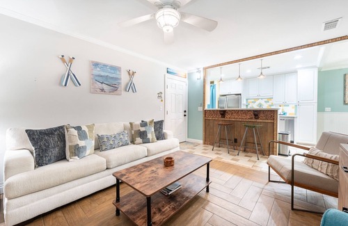 Demere Park Condo | 1st Floor Condo w/2 pools! 1 mi from beach/shops!