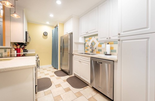 Demere Park Condo | 1st Floor Condo w/2 pools! 1 mi from beach/shops!