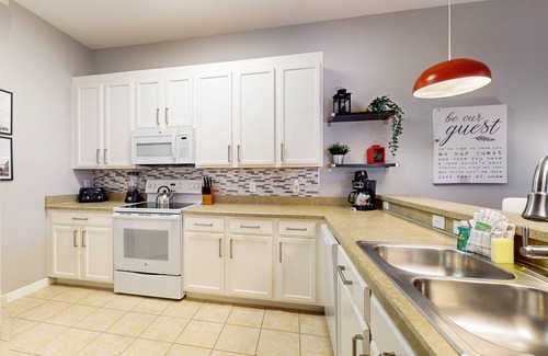 Bahama Bay Condo | 1st floor condo w/gym, sauna, basketball court, near theme parks