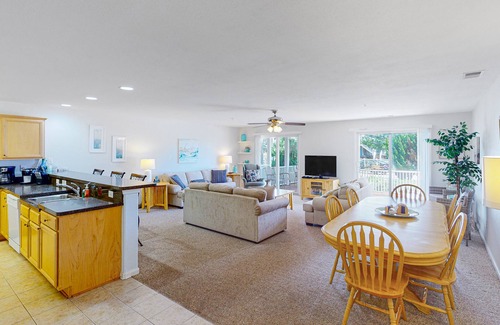 Sandbridge Condo | 1st-floor Seaside condo 1 block from beach with pool & private deck