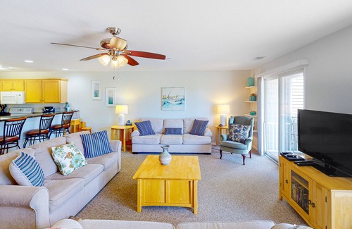 Sandbridge Condo | 1st-floor Seaside condo 1 block from beach with pool & private deck