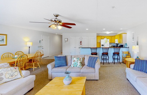 Sandbridge Condo | 1st-floor Seaside condo 1 block from beach with pool & private deck