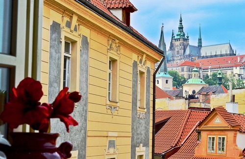 Prague 1 Apartment | 1st floor-VIEWS Ch-Bridge an Castle-Featured in Telegraph NP