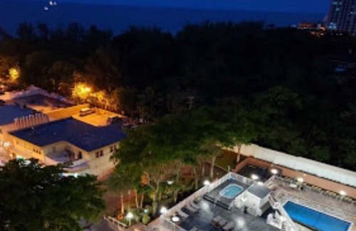 Birch Park Finger Streets Condo | "2" 1bed 1 bath condo 1 block off beach sleeps 6