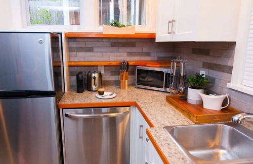 Departure Bay House | 2.5 Hrs to Ucluelet | Modern | Hot Tub | Top 1% | 5 Mins From Ferry