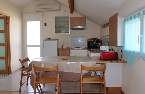 Bourroches Apartment | 2* air-conditioned furnished apartment in a quiet area
