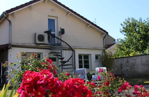 Bourroches Apartment | 2* air-conditioned furnished apartment in a quiet area
