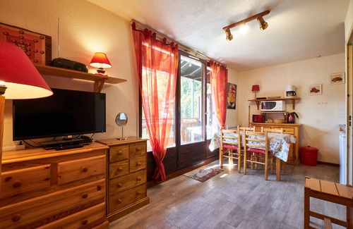 Mont-de-Lans Apartment | 2 Alpes - Apartment for 2-4 People with Mountain View, Balcony and Wi-Fi