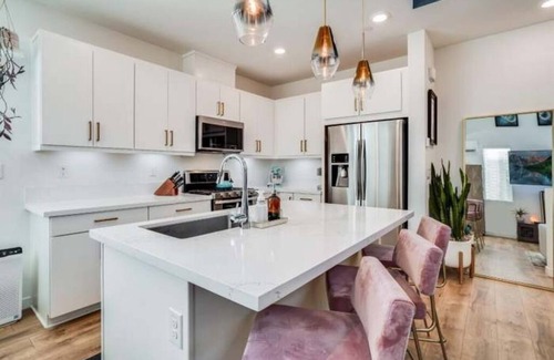 Southwestern Sacramento House | 2 B/2B House-Town Condo with Garage/Gym and Rooftop Outdoor Patio!