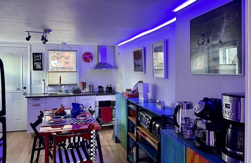 East Allegheny Apartment | 2 Bdrm Artsy Apt in a Historical Bldg, 1.1 mi from Downtown