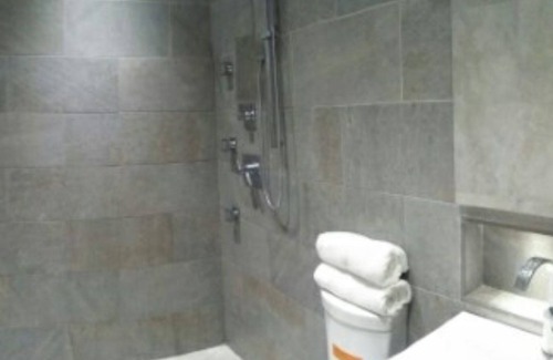 Paradise Island Condo | 2 Bed 1 bath Condo 5 minutes walk from Atlantis and Cabbage Beach